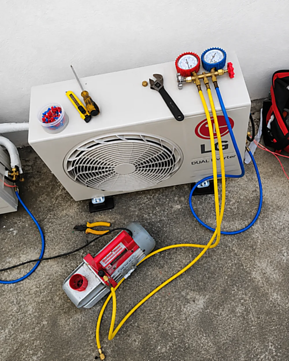 Manifold e bomba de vacuo em atendimento de manutencao